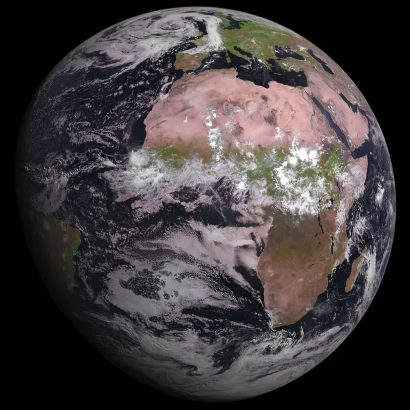 Et satellitbillede af Jorden, der viser Afrika, Europa og Mellemøsten med synlige skyer, landmasser, grønne områder og ørkenområder på baggrund af rummets mørke.