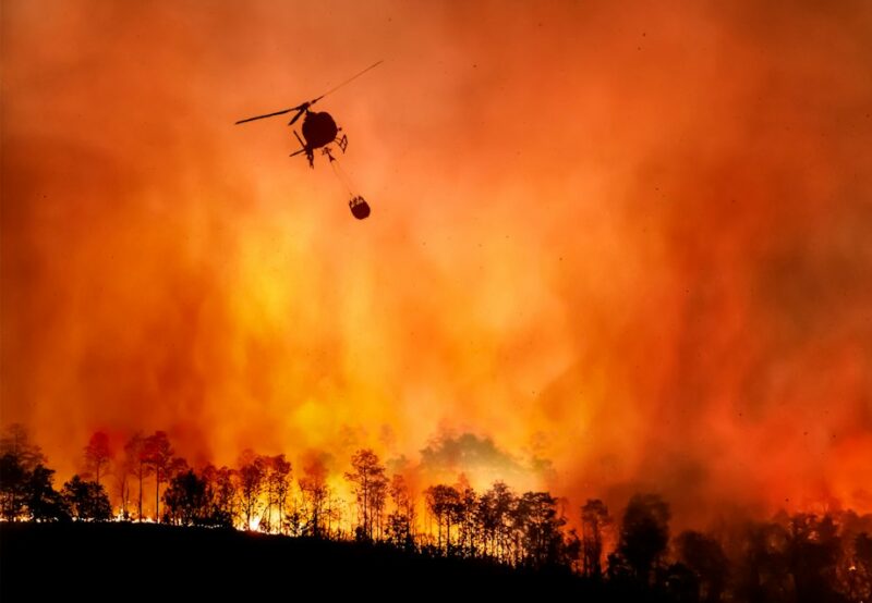 Topbillede hellikopter over brand